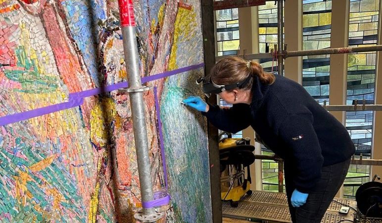 Reinigung des Kokoschka-Mosaiks durch Restauratorin Anja Haase
